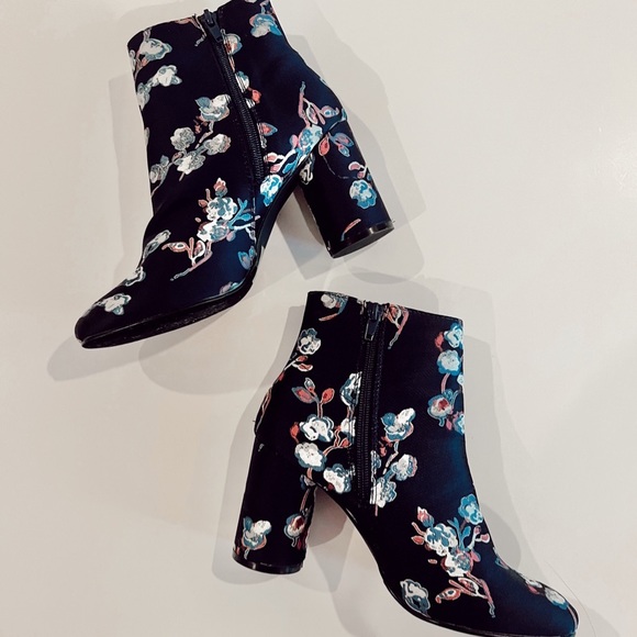 Urban Outfitters UO Exclusive Juliet Floral Navy Ankle Boot 2” Heel Size 8 - Picture 2 of 6